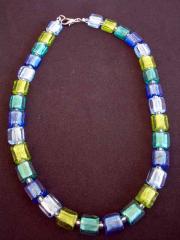 Halsketten aus Glas, Silber, Muscheln, usw. in verschiedenen Farben und Formen.