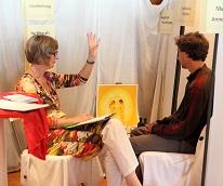 Heilerin Anne Haffner auf der Happiness Messe