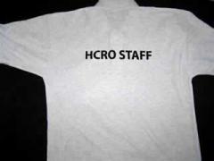 Polo Shirt Ansicht hinten mit Text "HCRO Staff" 